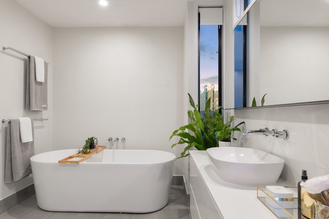 Large ensuite bathroom